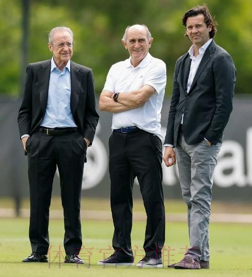 在与弗洛伦蒂诺交谈后 本泽马决定与皇马续约一年 在与弗洛伦蒂诺交谈后 本泽马决定与皇马续约一年